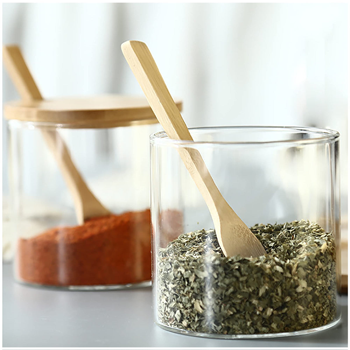 FANTESTICRYAN 2 PCS Clear Glass Condiment Canister Pots Set, Simple Stylish Decorative Storage Seasoning Container with Bamboo Lid & Spoon for Home Kitchen Café Storing Salt Sugar Spice (Round)