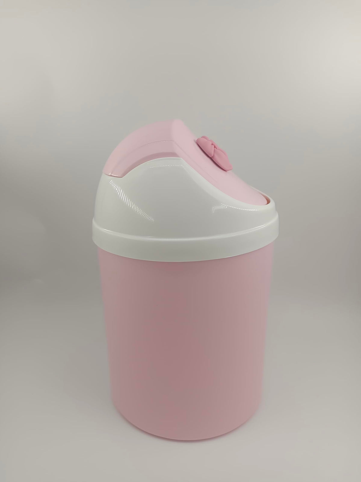 WQURC Mini Pink Desktop Trash Can with Swing Lid, Resin Bow Accent – 3.5L Compact Odor Control Small Waste Bin, Durable Plastic Tabletop Garbage Pail, Exclusive Only for Desktop Tiny Garbage Storage