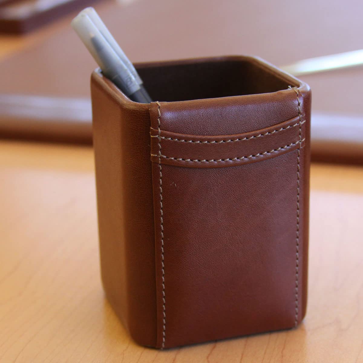 Dacasso Mocha Leather Pencil Cup