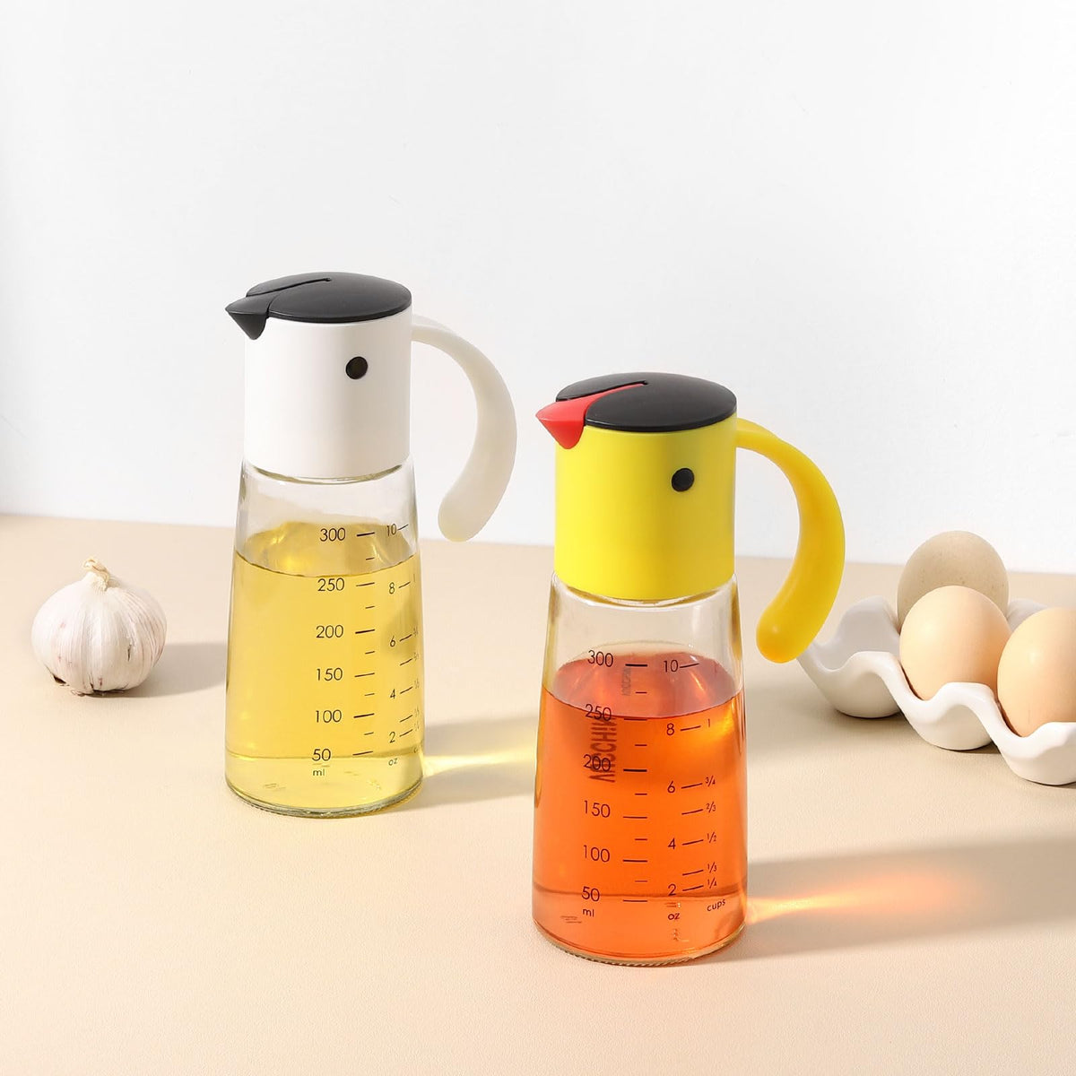 Vucchini Olive Oil Dispenser Bottle for Kitchen Cooking 10 oz - Auto Flip Vinegar Dispenser Container- Leakproof Glass Cruet with Non-Drip Spout Dispenser (white and yellow)