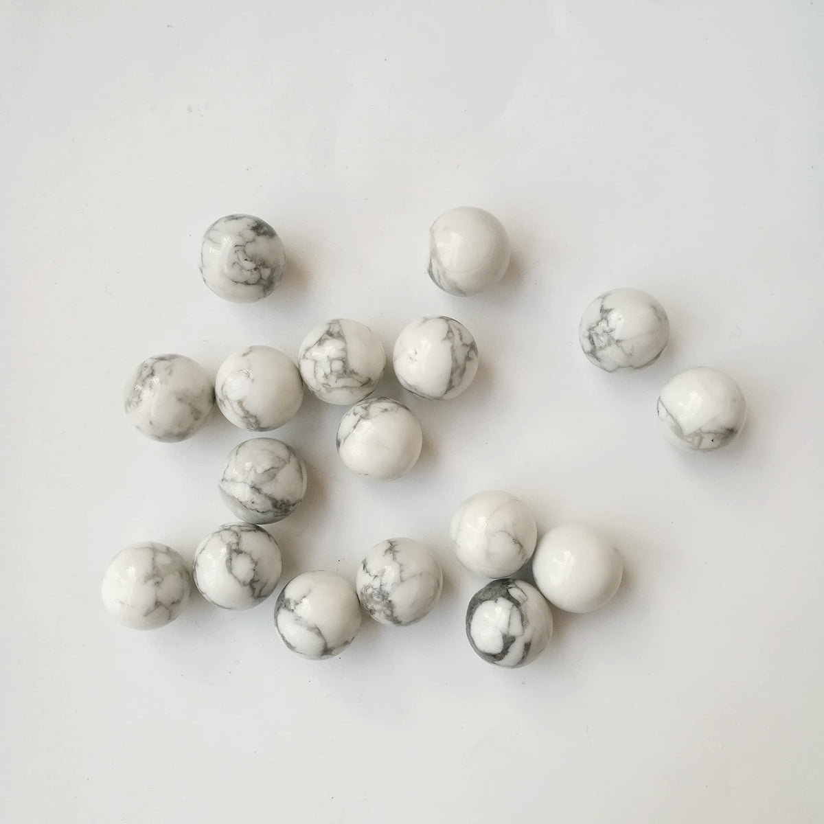 Bacatgem 7 Pcs Natural White Howlite Turquoise Crystal Sphere Ball,0.78 Inchs Feng Shui Chakra Aura Home Desk Decor Decorative Collection