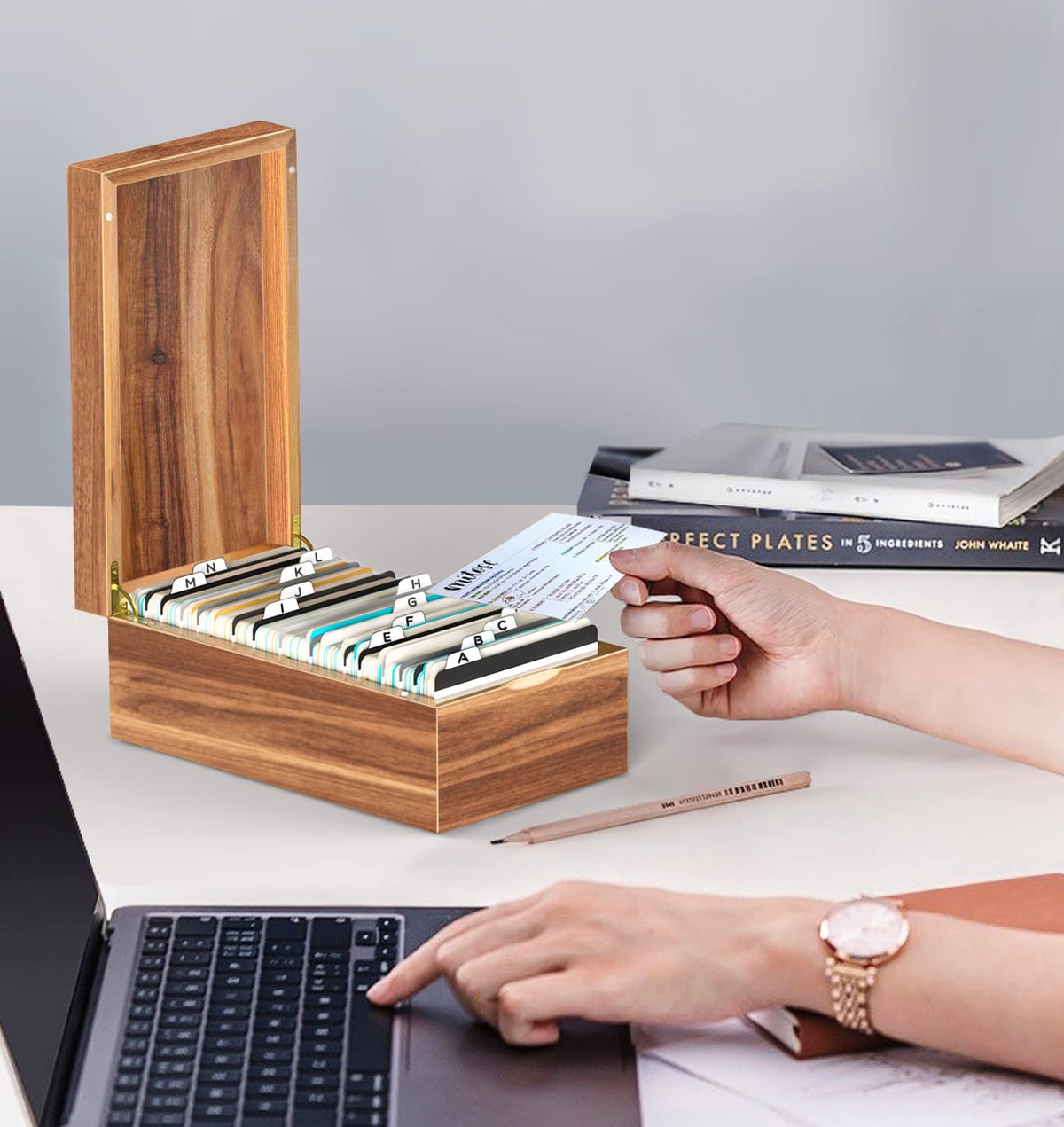 Neando 3x5 Index Card Organizer Box with Lid – Acacia Wood Note Card Holder with 200 Cards & 20 Dividers, Holds 600 Cards, 4 Compartments, Magnetic Closure – Desktop Storage for Study, Office, Recipes