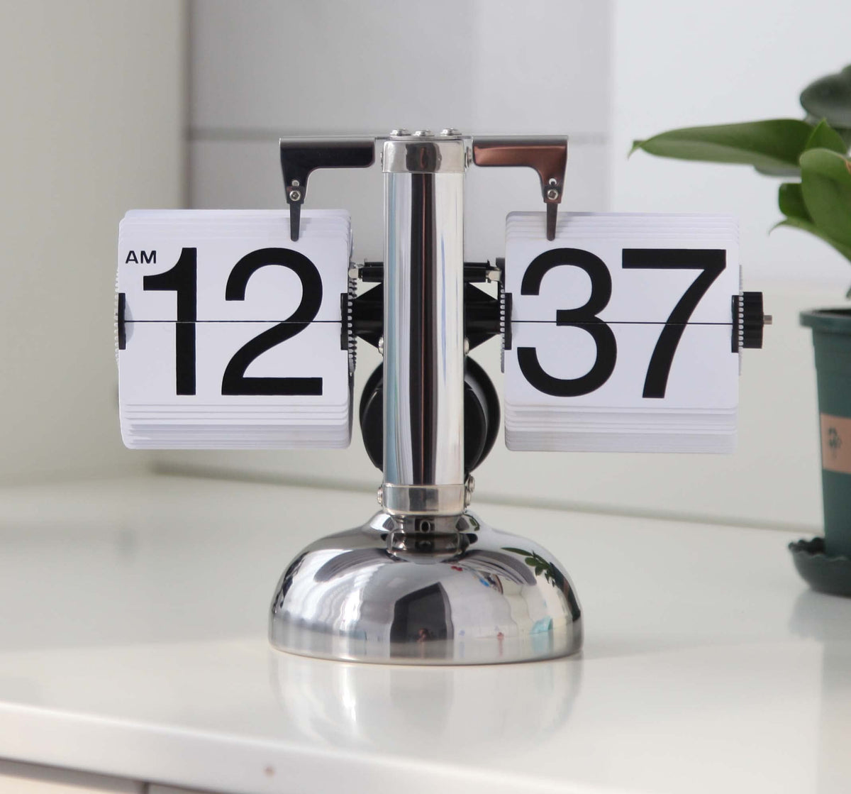 KENJIEY Flip Clock,Retro Flip Clock Mechanical Digital Desk Clocks Auto Internal Gear Operated Flipping Down Clocks Numbers Battery Powered for Home Office Décor White