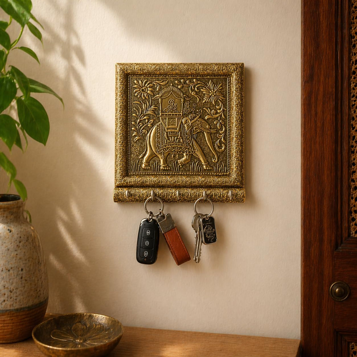 LOVENSPIRE Key Holder Décor Elephant Design Key Hooks for Wall Hanging Hand Crafted Decorative Showpiece Key Organizer Home Decor Wall Mounted 5 Hooks for Entryway Living Room Housewarming Gift