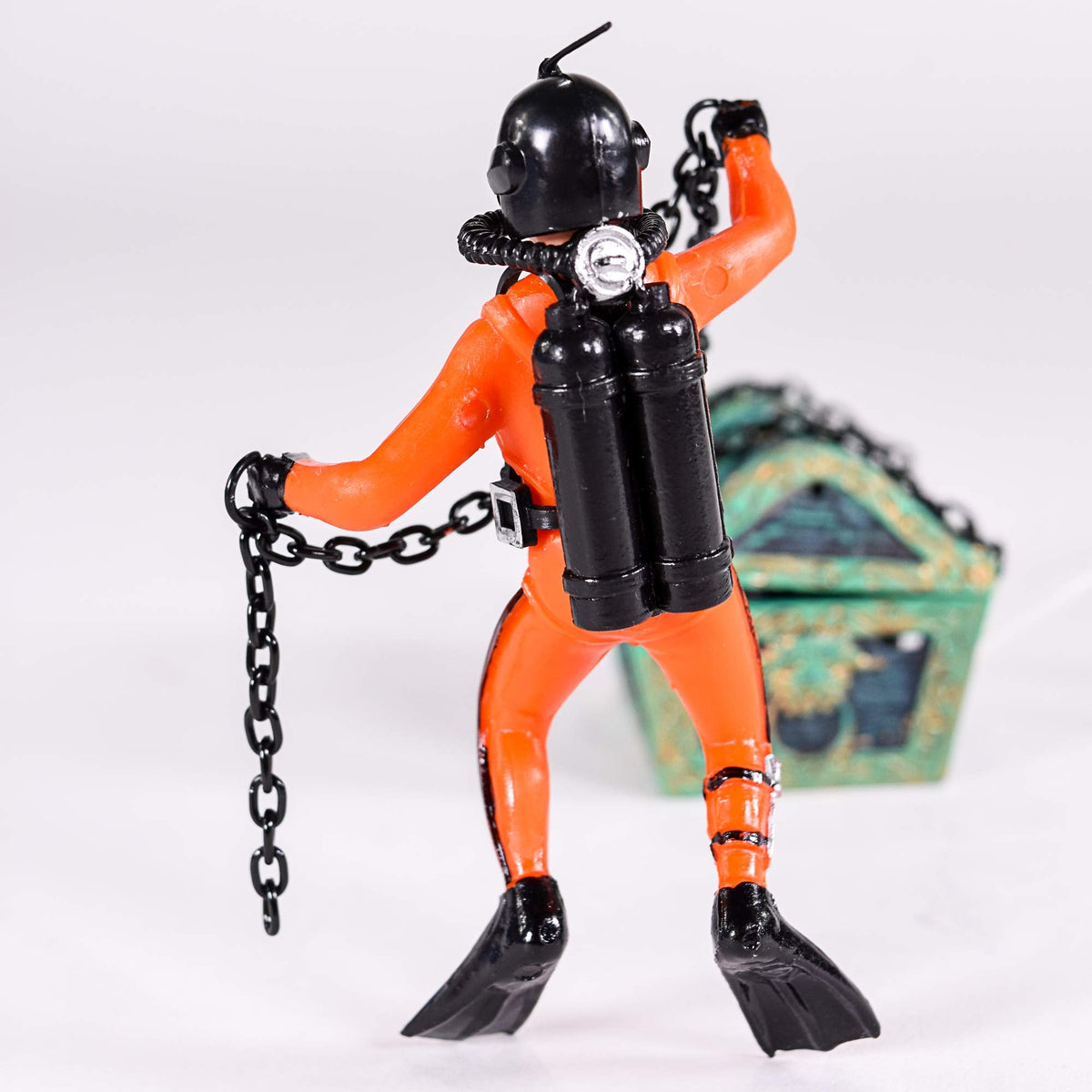 Penn-Plax Aquarium Decoration with Moving Treasure Chest, Floating Diver and Bubble Action, 4 Inches High
