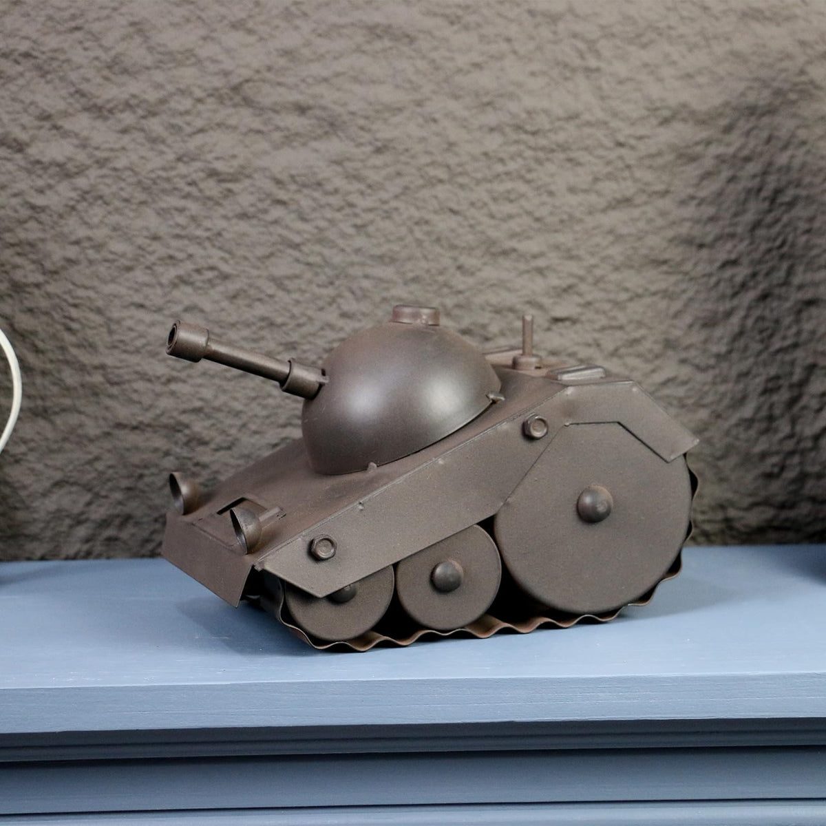 AOROTOE Army Tank Desk Clock for Men - Military Veteran Gifts, Silent Non-Ticking Metal Tank Sculpture, Man Cave Office Desk Decor Handcrafted 8.6×5.1 Inches