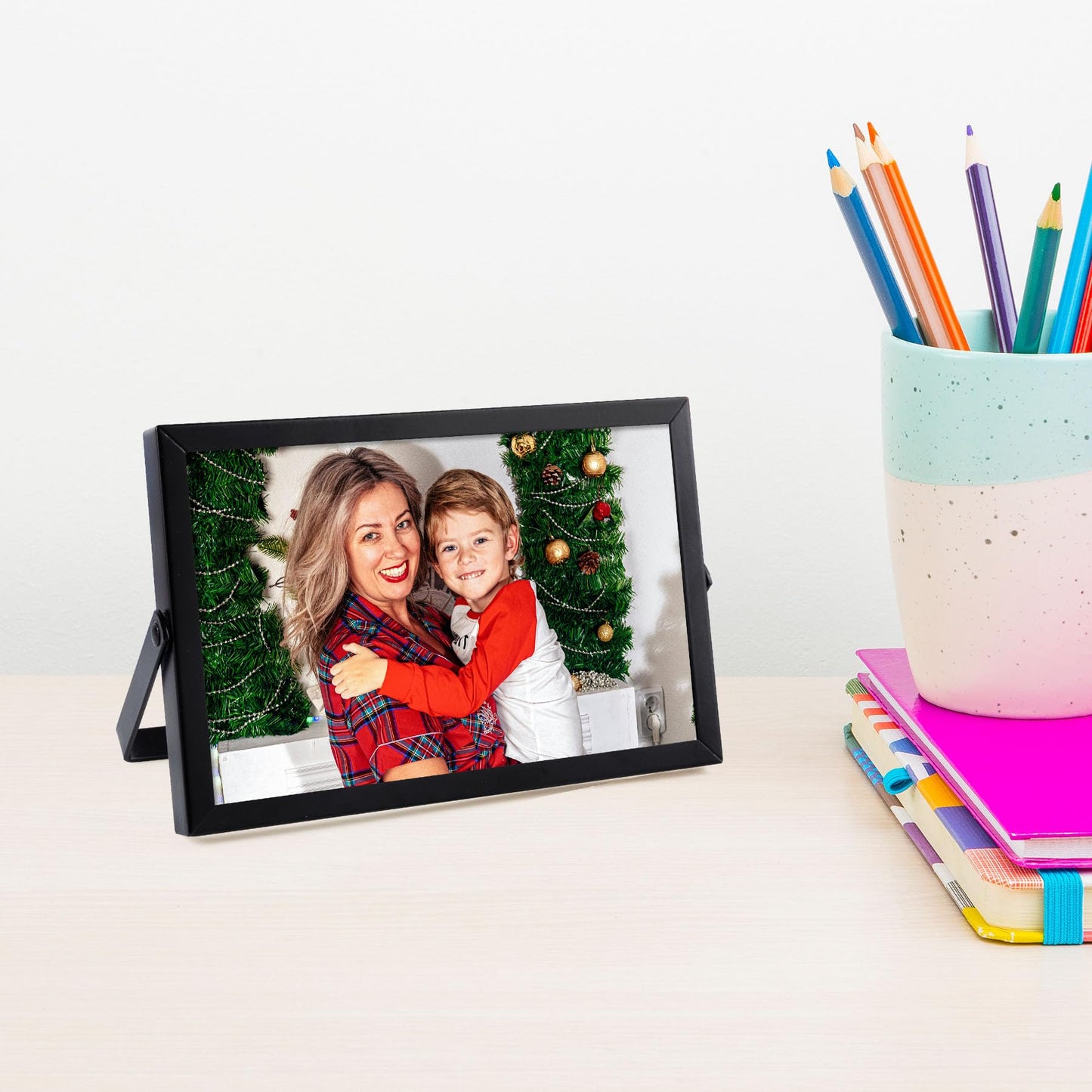 Golden State Art, 2 Pack, 4x6 Inch Metal Picture Frames, Floating Display for 3x5, 2x3 Photos, with Real Glass and Pull-Out Easel Stand for Tabletop Display (Horizontal) - Matte Black