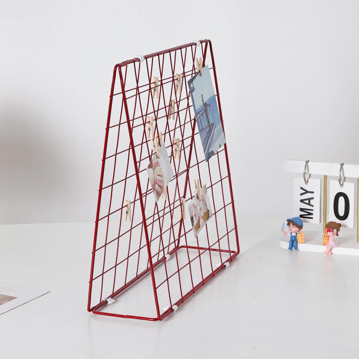 WYEHHLJ Desktop Photo Display Shelf, Sticky Note Grid Display Shelf, Double-sided Photo Metal Frame, Suitable for Home Office Desk Photo and Picture Organizer with 20 Wooden Clips,Red