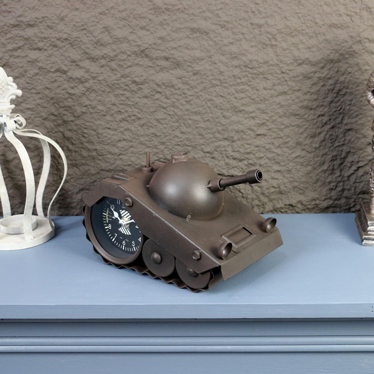 AOROTOE Army Tank Desk Clock for Men - Military Veteran Gifts, Silent Non-Ticking Metal Tank Sculpture, Man Cave Office Desk Decor Handcrafted 8.6×5.1 Inches