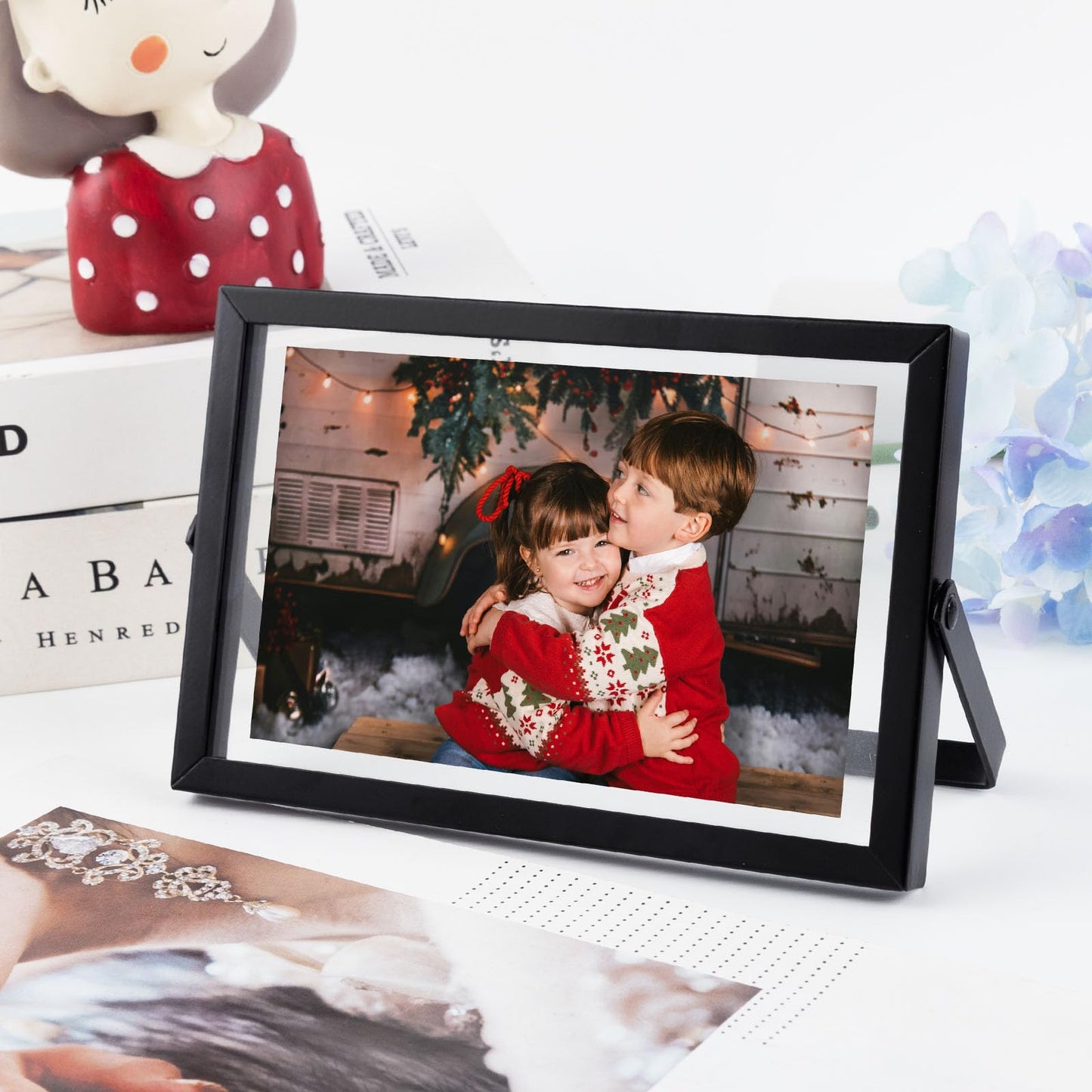 Golden State Art, 2 Pack, 4x6 Inch Metal Picture Frames, Floating Display for 3x5, 2x3 Photos, with Real Glass and Pull-Out Easel Stand for Tabletop Display (Horizontal) - Matte Black