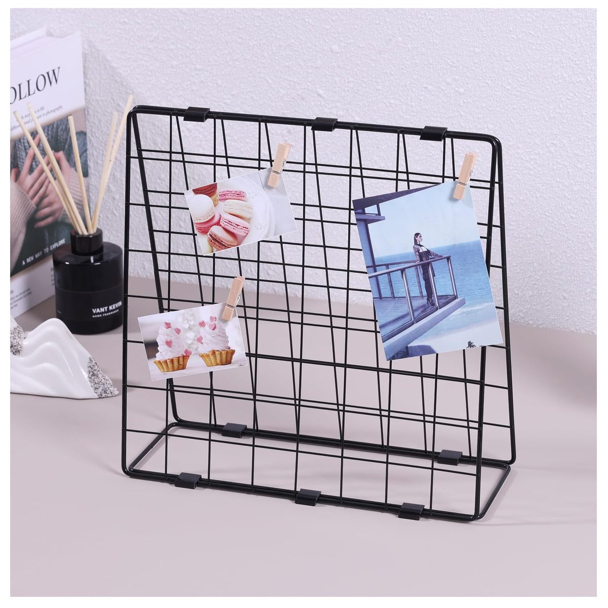 BEKMLOD Photo Display Rack, Note Display Rack, Double sided Photo Metal Rack, Desk Photo Manager, With 20 Wooden Clips, Black
