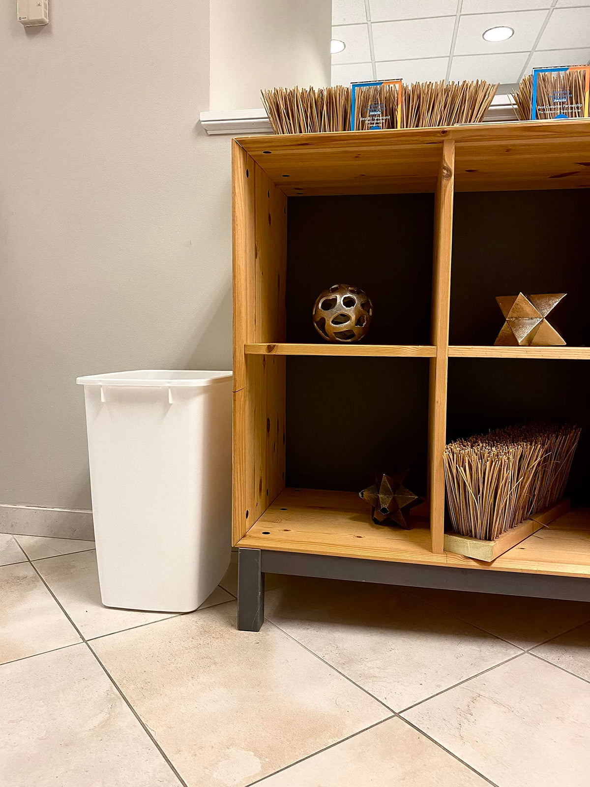 Rubbermaid Small Kitchen Bathroom Trash Can, 9 Gallons, White, Waste Basket for Under Counter/Kitchen/Office/Bedroom/Bathroom