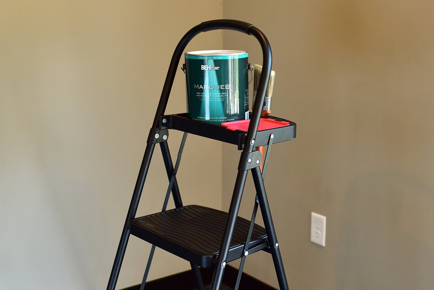 Rubbermaid 3-Step Steel Ladder with Project Tray, Folding Step Stool with Hand Grip and Non-Slip Feet, White, Tested to ANSI US Safety Standards, No Assembly Required (Amazon Exclusive)