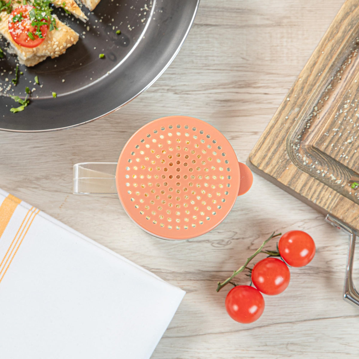 Restaurantware RW Base 10 Ounce Clear Plastic Dredge Spice Shaker 1 Reusable Dry Rub Shaker - Includes Rose Perforated Lid With Handle Clear Polycarbonate Spice Shaker For Any Seasoning