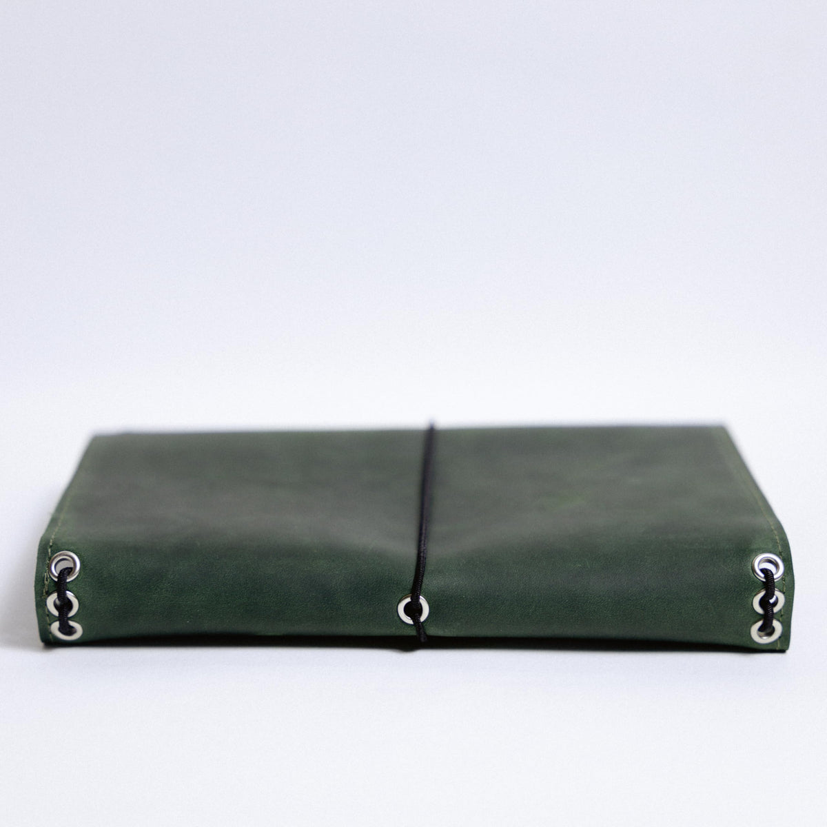 OMBUO Full-Grain Leather A5 Journal Cover – Refillable Traveler’s Notebook Case with 3 Elastic Bands, Pen Loop & Card Pockets – Fits A5/Half-Letter Inserts (Paper Not Included), Green